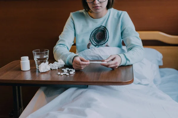 Persoană bolnavă care ia medicamente — Fotografie, imagine de stoc