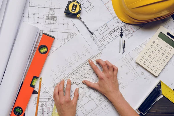 Карандаш чертит. Архитектор зарплата. Схема правильного сидения за компьютером. Конструктор инженер черчение. Проектирование.