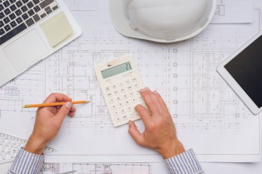 Mimar planları ve hesap makinesi ile çalışma