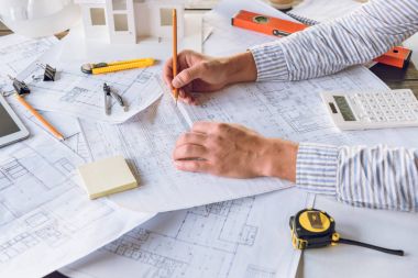 Mimar Planlarla Çalışıyor