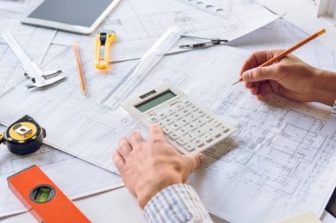 Mimar planları ve hesap makinesi ile çalışma