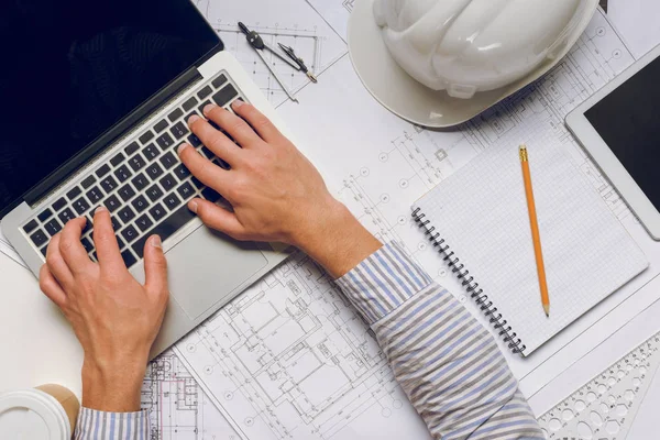 Architect die op laptop werkt — Stockfoto