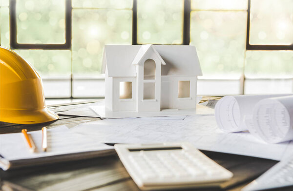 Modelo de casa y equipo de arquitectura — Foto de Stock