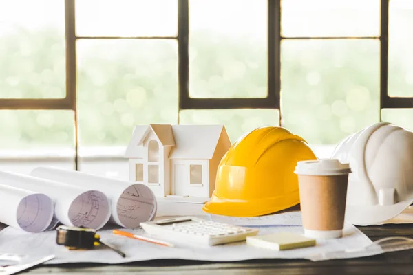 Modelo de casa y equipo de arquitectura — Foto de Stock