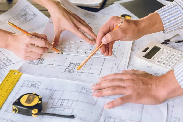 Arquitectos trabajando juntos — Foto de Stock