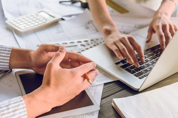 Arquitectos trabajando juntos en un nuevo plan — Foto de Stock