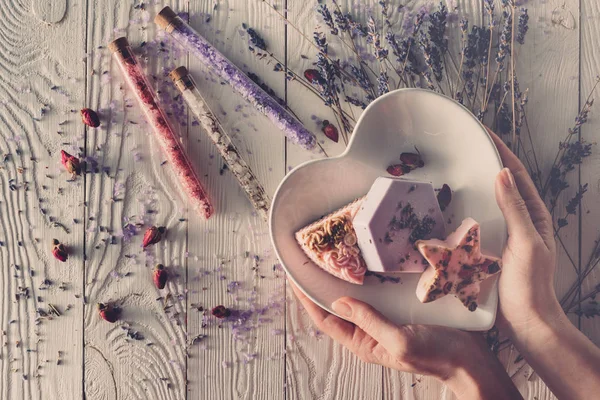 kalp sabun ile plaka şeklinde