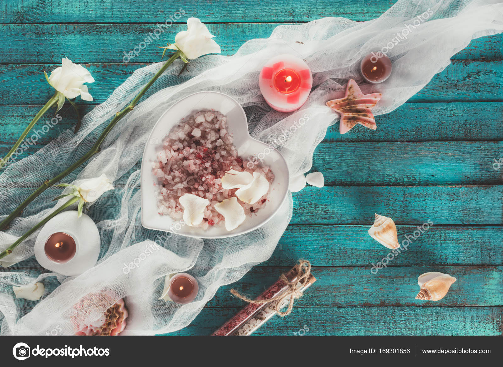 piastra con sale da bagno e petali — Foto Stock © VadimVasenin ... piastra con sale da bagno e petali — Foto Stock © VadimVasenin ...
