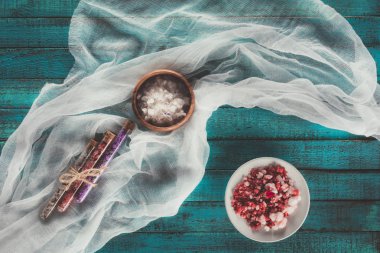 İki tabak ve şişe banyo tuzu