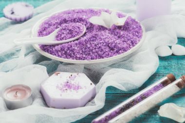 Aromaterapi için Menekşe banyo tuzu ile plaka