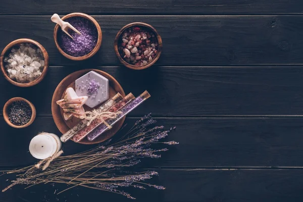 Trattamento termale con fiori di lavanda essiccati — Foto Stock