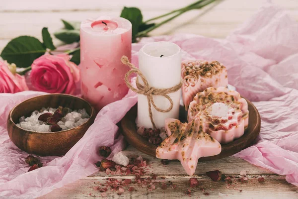 Velas, sal de banheiro, sabão e rosas — Fotografia de Stock