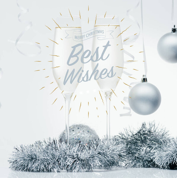 Бокалы шампанского и рождественские игрушки
