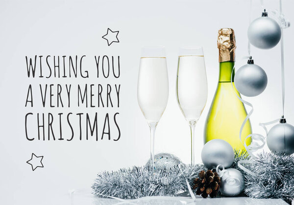 бутылка шампанского и бокалы
