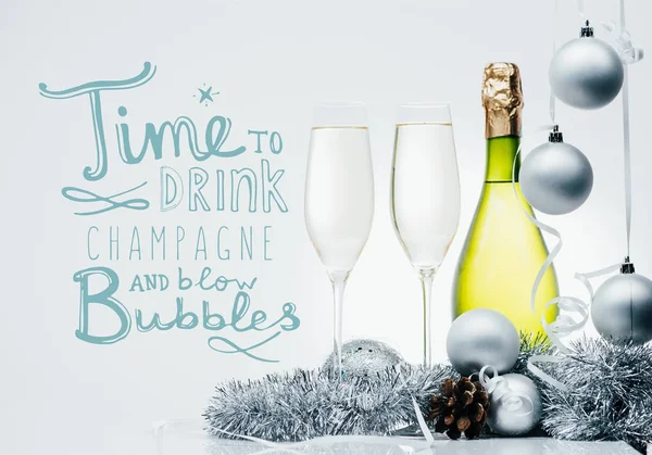Láhev šampaňského a pohárky — Stock fotografie