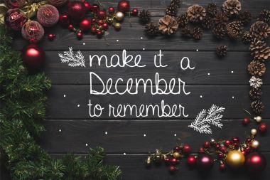 çam kozalakları ve Noel topları