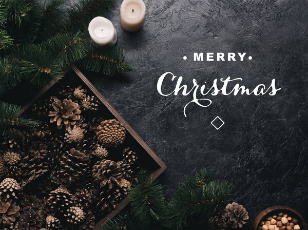 Сосновые шишки и свечи
