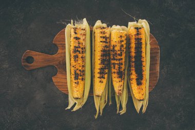 kesme tahtası üzerinde ızgara corncobs