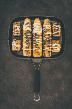 ızgara corncobs ile kızartma tavası