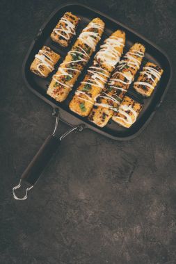 ızgara corncobs ile kızartma tavası