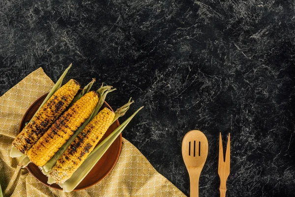 Mazorcas de maíz a la parrilla con espátulas de madera — Foto de Stock