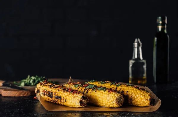 Gegrillte Maiskolben mit Gewürzen — Stockfoto