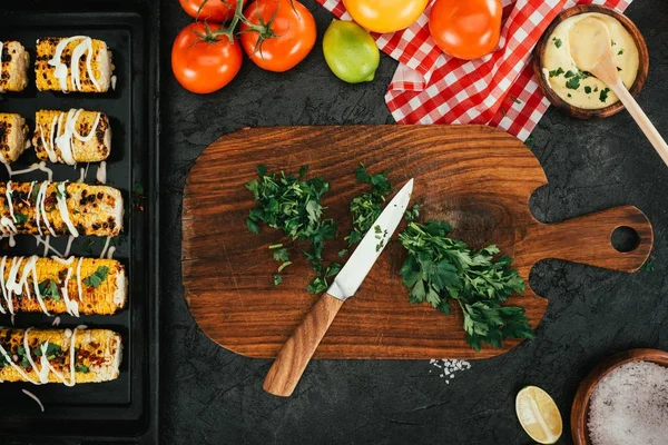 Cuchillo y eneldo en tabla de cortar — Foto de Stock