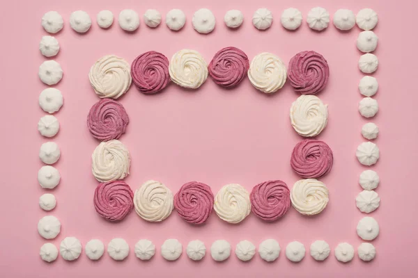 Frame of white and berry marshmallows — Stock Photo, Image