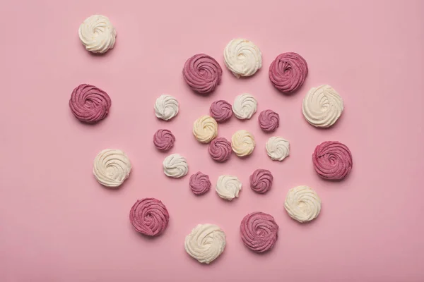 Spiral of white and berry marshmallows — Stock Photo, Image