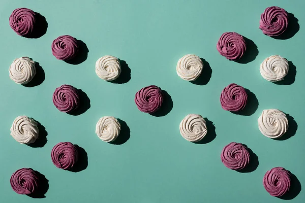 Böja av berry och vita marshmallows — Stockfoto
