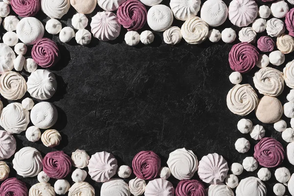 Frame of berry and white marshmallows — Free Stock Photo