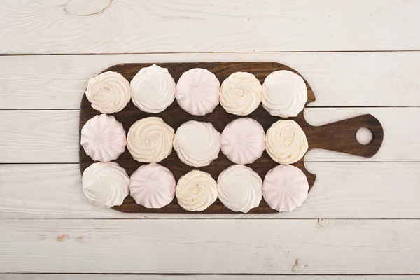 Marshmallows na dřevěné desce — Stock fotografie zdarma