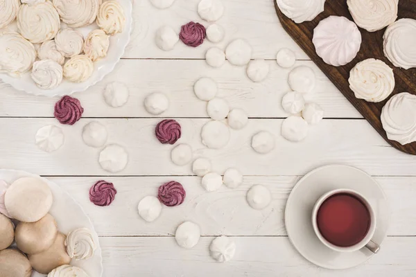 White and berry marshmallows with tea — Stock Photo, Image