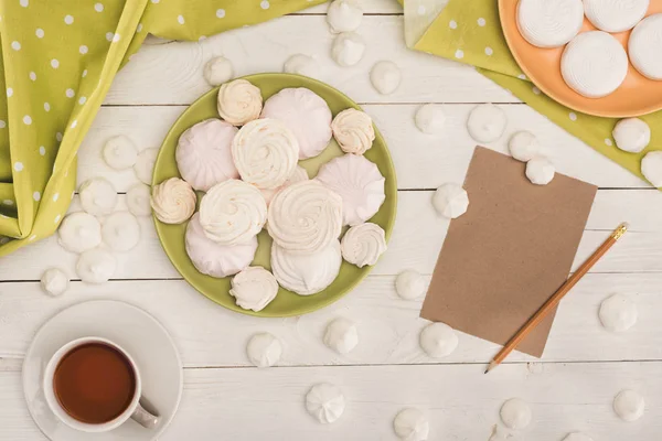 Marshmallows, chá e cartão — Fotografia de Stock