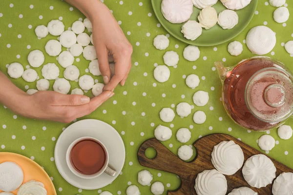 Weiße Marshmallows und Tee — Stockfoto