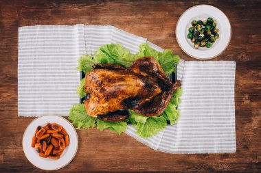 Pişmiş Türkiye ve sebze ile plakalar