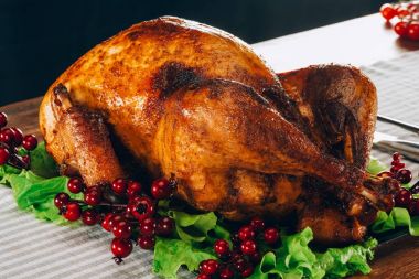 Fırında hindi salatası ile kızılcık yaprakları 