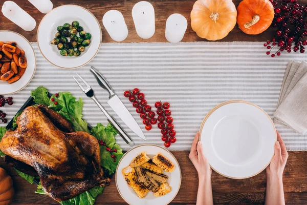 Man serverar tabell för thanksgiving day — Stockfoto