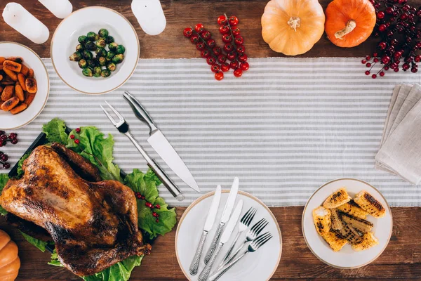 Samenstelling van de levensmiddelen met gebakken Turkije — Stockfoto