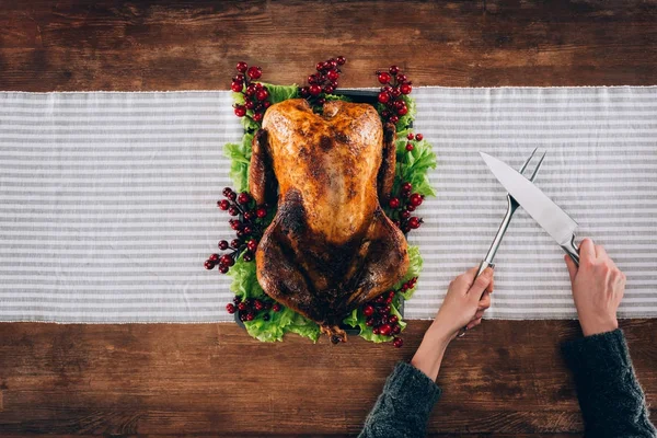 Hombre preparando corte pavo horneado — Foto de Stock