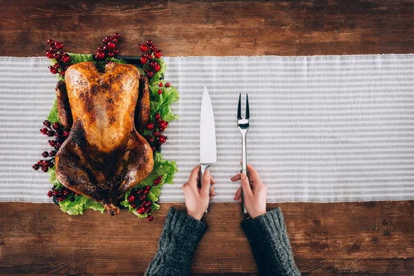 Man serving baked turkey and utensils — Stock Photo, Image