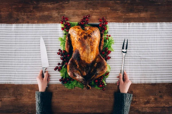 Man preparing cut baked turkey — Stock Photo, Image