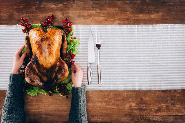 Man serverar Turkiet för thanksgiving day — Stockfoto