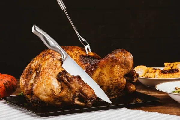 Pavo al horno con tenedor y cuchillo —  Fotos de Stock