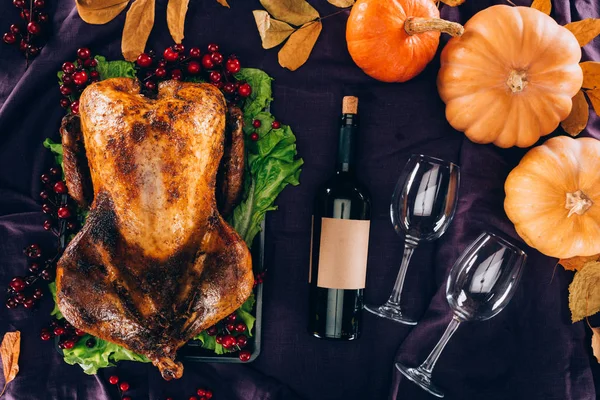 Tacchino al forno con bottiglia di vino e bicchieri — Foto Stock