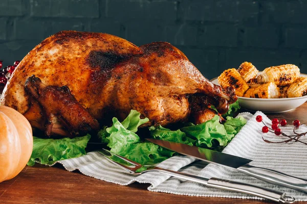 Baked turkey on a wooden table — Stock Photo, Image