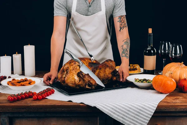 Hombre de pie con pavo al horno — Foto de Stock