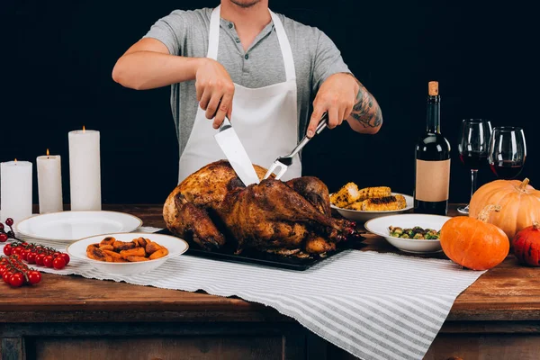 Man snijden Turkije op thanksgiving day — Stockfoto