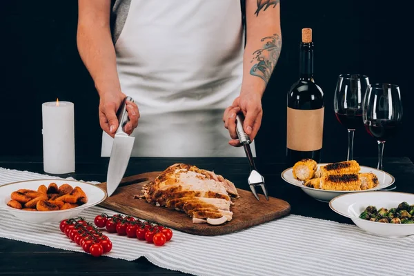 Man holding knife and fork — Stock Photo, Image