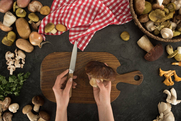 женщина готовится резать грибы
 